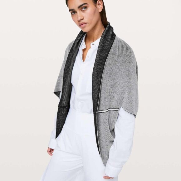 LULULEMON EXALTATION WRAP ONE SIZE BLACK SILVER ICE REVERSIBLE KNIT - Picture 2 of 7
